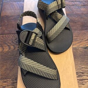 Chaco cloud Black and Cream Striped mens Sandals. Size 8 nwot
